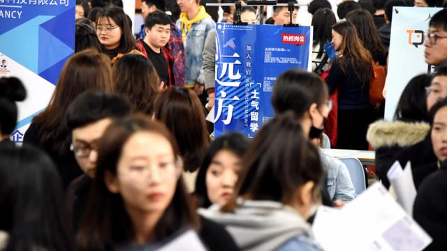 西装|“做企业的朋友都在裁员”，俞敏洪谈大学生求职，应届生太难了