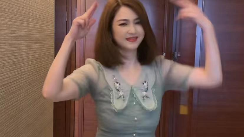 洪欣|50岁洪欣在豪宅跳舞，腰间赘肉意外抢镜，网友：我以为怀孕了！