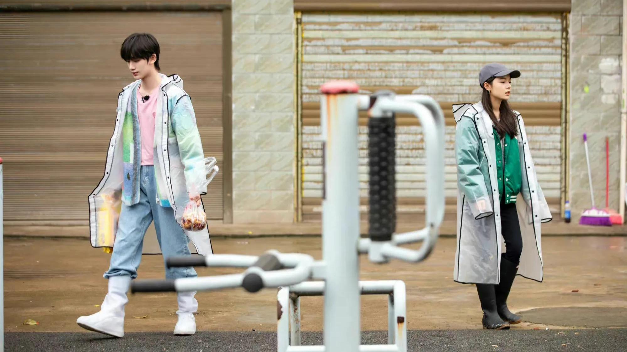 丁程鑫|丁程鑫雨中帮赵今麦撑伞，俩人在线上演偶像剧，氛围感整个拉满