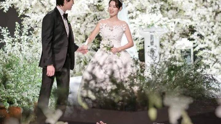 欧阳娜娜|朴信惠待产肚大如筐，剪短发迎接孩子出生，上围升级老公陪伴左右