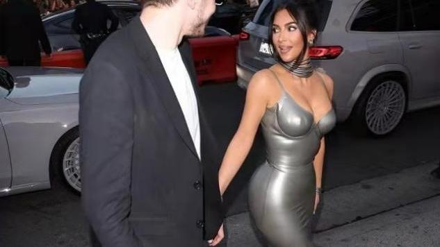 金·卡戴珊|金卡戴珊首次带小男友出席活动，换新发型满眼深情，背影更惊艳