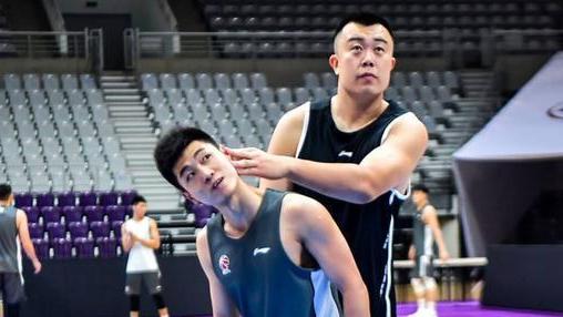 郭艾伦|真要走，高诗岩郭艾伦同时签知名经纪公司，杨鸣提拔2队队长进1队