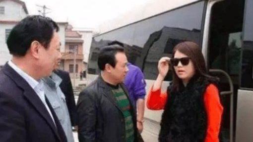 成龙|成龙回老家，王宝强回老家，张嘉译回老家，谁低调一目了然