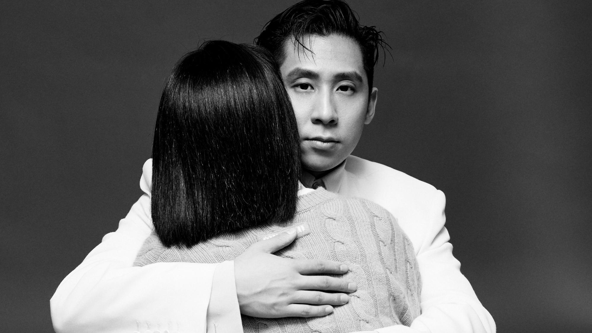 隋文静|中国花滑奥运冠军拍写真照：隋文静晒露背装，与韩聪亲密相拥