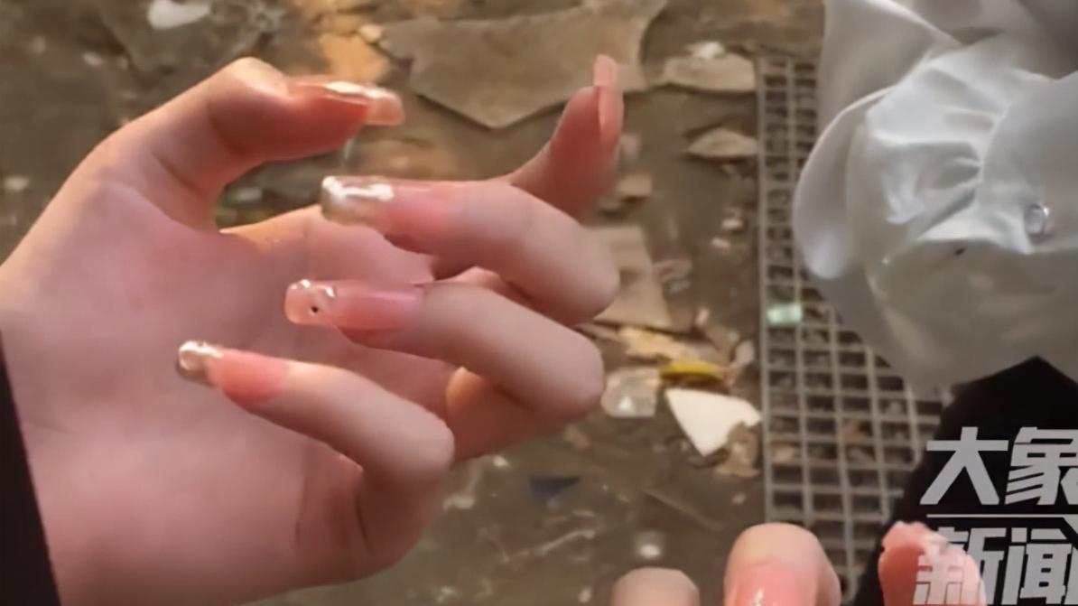 黑丝 学校封校，女生隔着护栏做美甲，穿着清凉，网友直言真的不合适！