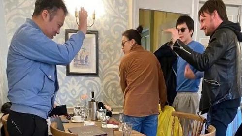 马思纯|网友英国偶遇马思纯张哲轩 金马影后被曝怀孕海外待产