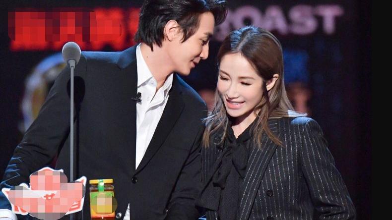 萧亚轩|真毁容了？42岁萧亚轩罕见晒怼脸自拍，疤痕明显超大超深一条