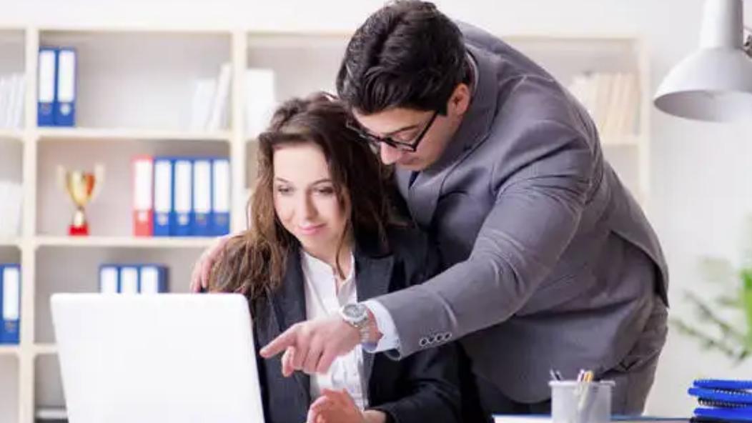 孙武|哈尔滨地铁工作人员办公室摸女同事被调岗，遇到这种事该怎么办？