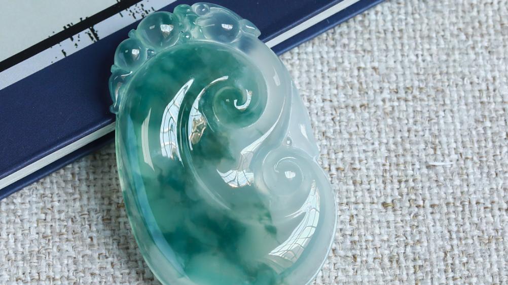 翡翠|翡翠的价值由什么影响？别再相信错误的传言了，赶快清醒起来吧