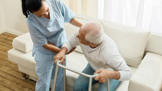 招聘|深圳女子招24个保姆，10人伺候洗澡，3个人叫她妈妈，月薪出1.3万