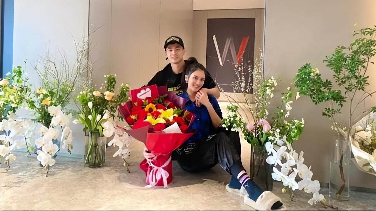 赵继伟|人生赢家！赵继伟被娇妻接回豪宅，岳母放炮欢迎，满屋鲜花真浪漫
