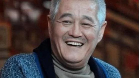 赵本山|赵本山从贫困孤儿到春晚小品王，得益于干爹照顾，这靠山不服不行