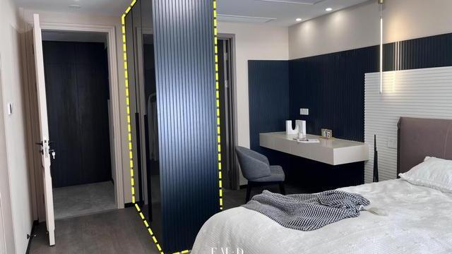 事实证明，卧室不做套房，装一字形玻璃柜，也能打造步入式梳妆区