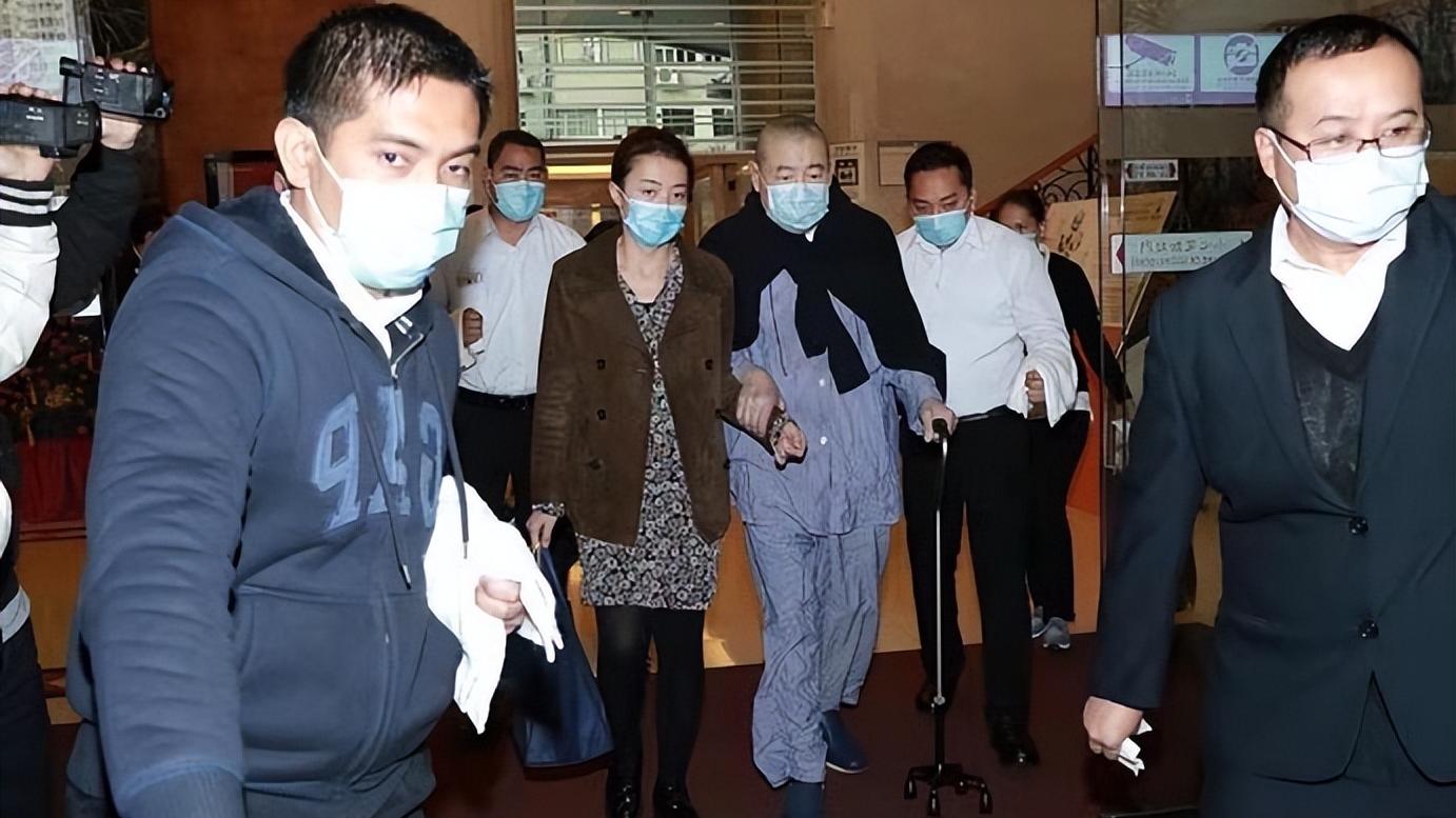 甘比|甘比贴心搀扶大刘，表情疲倦忽视打扮，灰扑扑着装看不出百亿身家