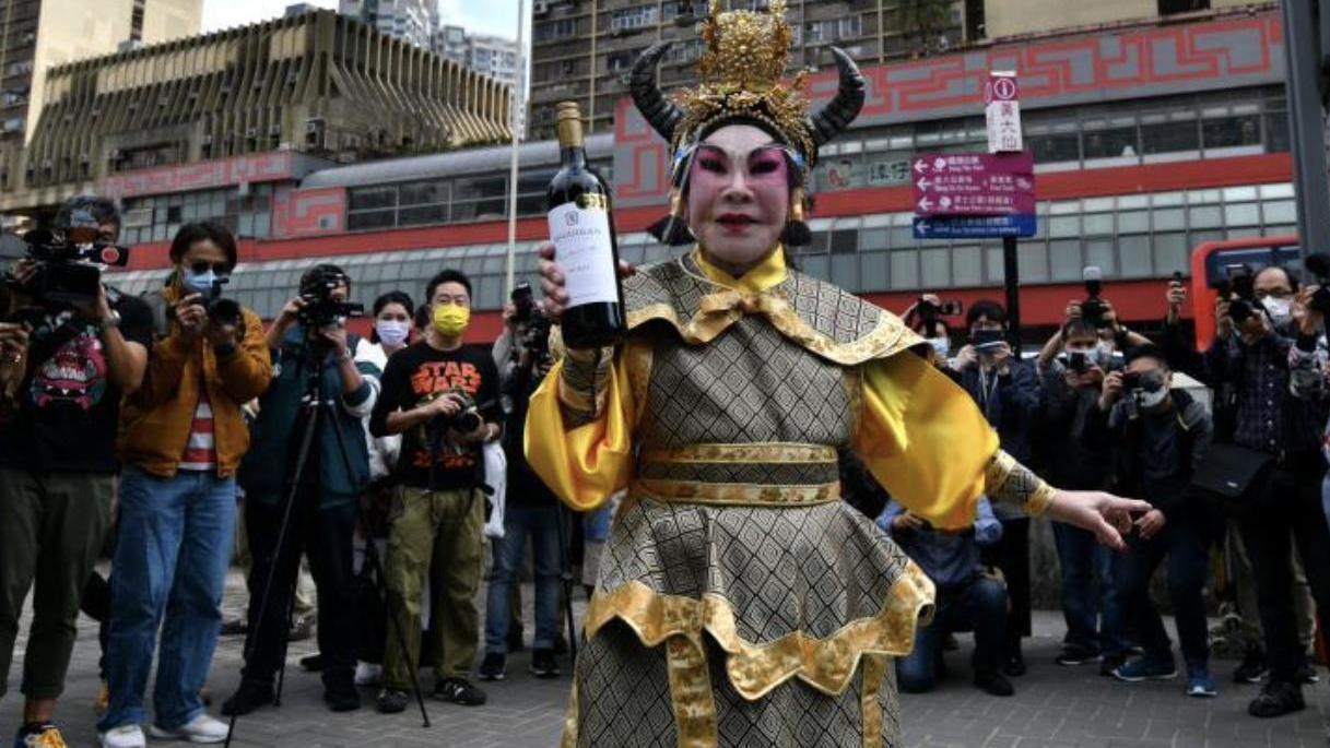 朱茵|黄夏蕙宣布离开香港，或随家人移民美国，以生肖造型抢头香成绝响