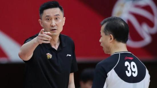 杜锋|“杜锋，下课！”4点原因让球迷质疑，杜锋执教恐已黔驴技穷