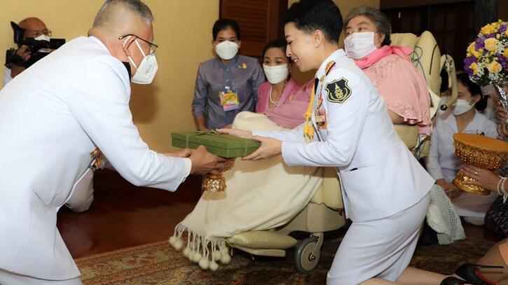 苏提达|苏提达王后真拎得清，陪泰王为原配颂妃庆生，大公主有幸走上红毯