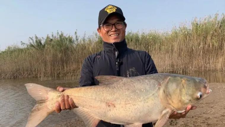 |邓刚老师是个好演员, 开直播吸引7万人, 钓半天直接停播, 原因太难钓