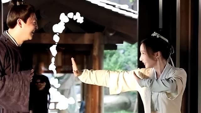 陈晓|刘亦菲陈晓吻戏花絮曝光！船上拥吻深情对视，多人围观大笑好热闹