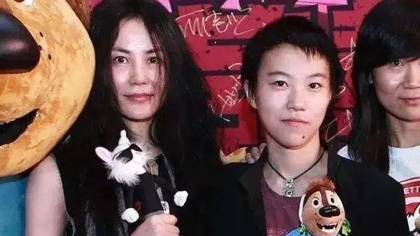 王菲|王菲坦言：谈不谈恋爱，只会看自己喜不喜欢，不会考虑女儿的感受