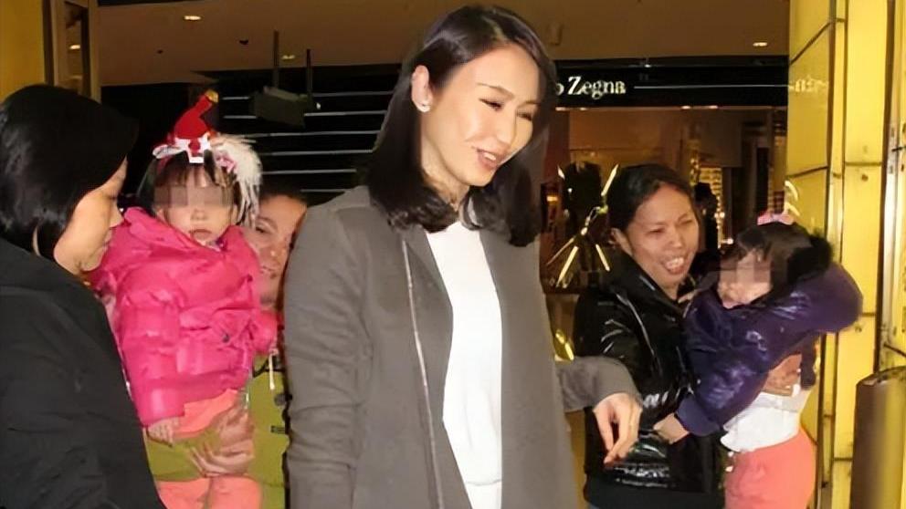 黎姿|“阔太”黎姿在家剪狗毛！动作大胆不怕咬，手上12万钻石镯子抢眼