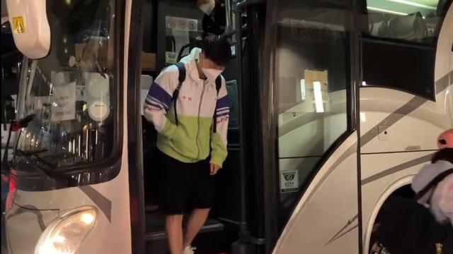 莎莎|中国乒乓球队抵达新加坡，莎莎看镜头好可爱，曼昱帅气发型很亮眼