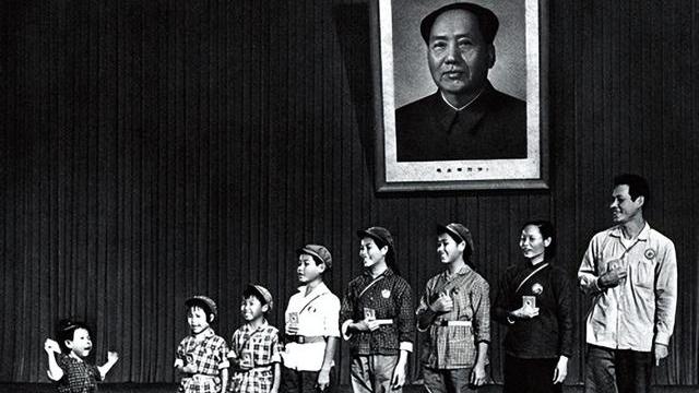 北京市 毛主席新画像挂上天安门后，北京市民提出意见：为何只有一只耳朵