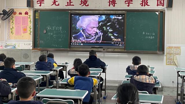 |老师放动画《斗罗》，千仞雪第九考怎么过？难道不怕家长举报？