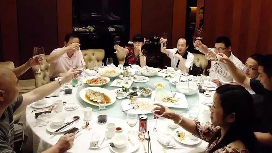 |为何如今的人去饭店自带白酒的多？过来人的一席话，很在理