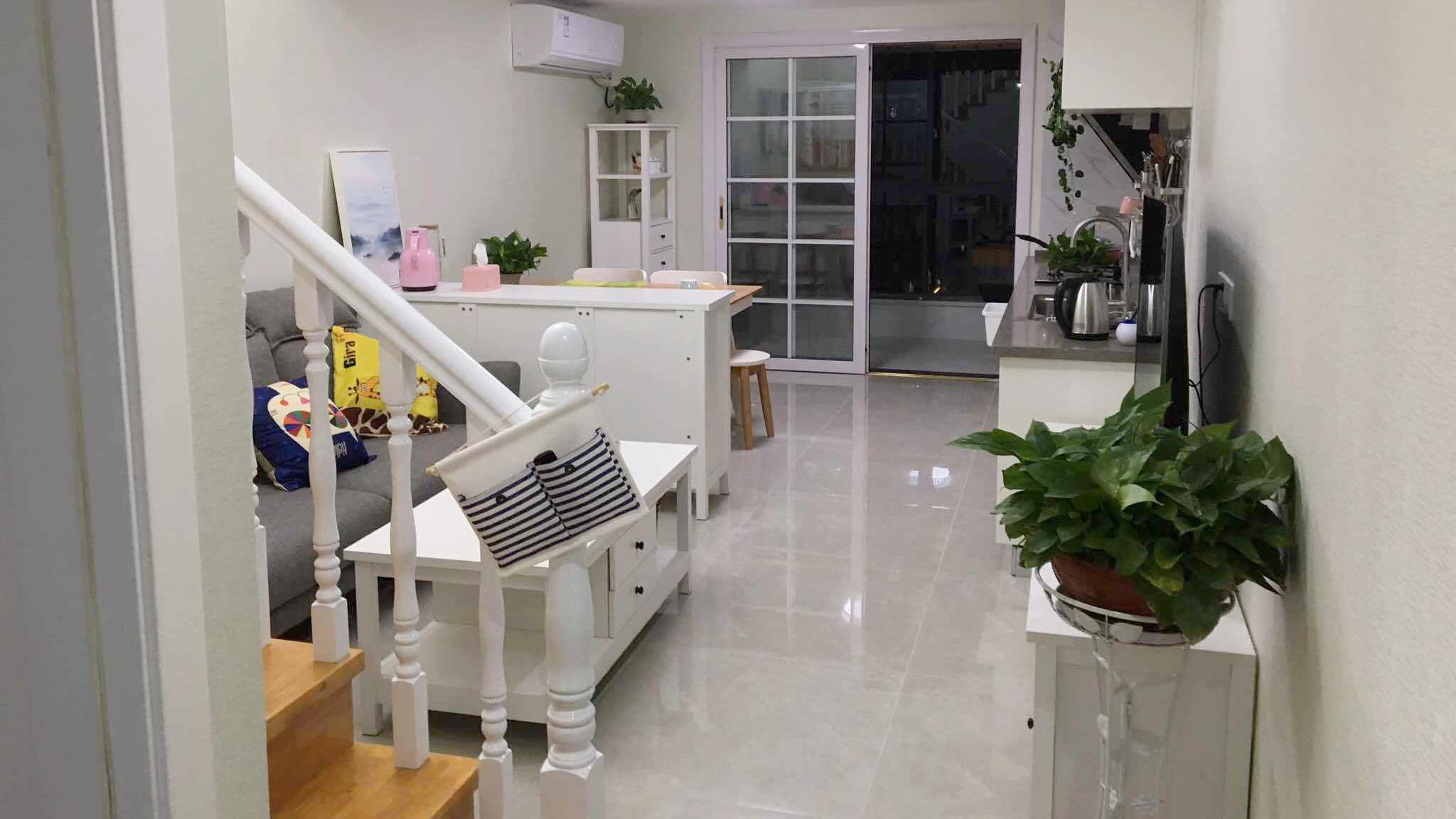 香港30岁女白领，花大钱买下35㎡小复式，总共15万装出小别墅效果