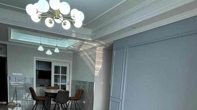 她家新房陆续家具进场，越来越像是一个家了，很期待早点入住！