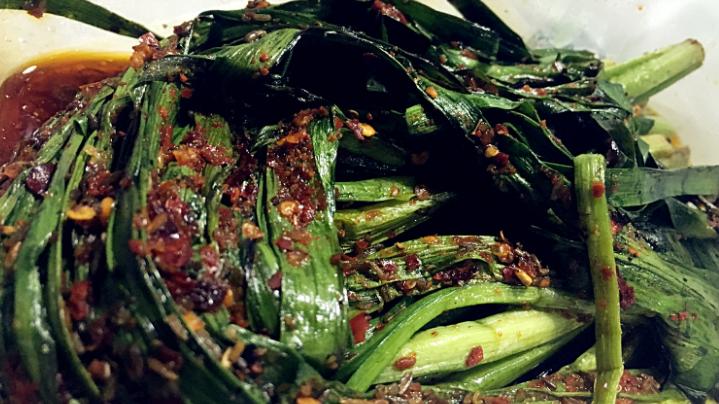 苜蓿|女孩独自一人吃烧烤花了86元，吃了两口就走了，老板说了4个字