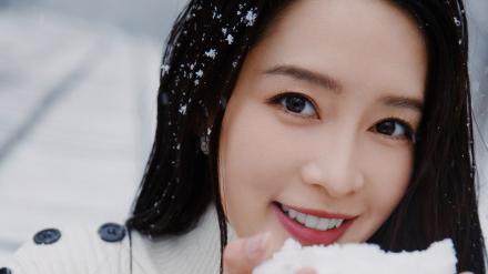 李沁|漫天大雪里李沁笑意如花，美人如画竟是让人忘记了寒冷。