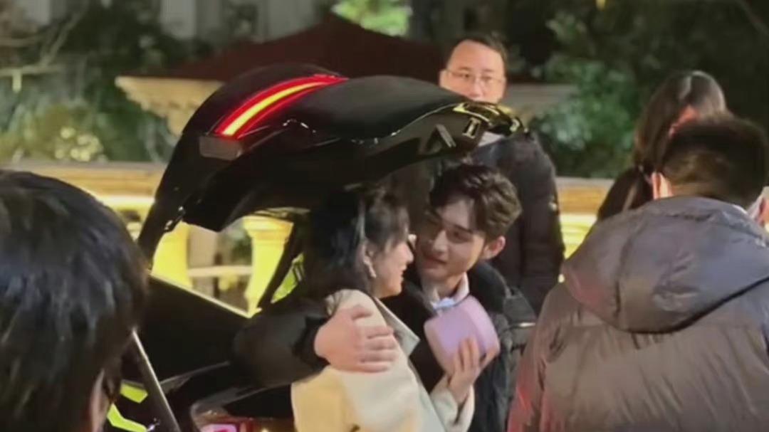 刘丹|吴倩张彬彬《三分野》路透曝光，笑容甜美状态佳，美女就该搞事业