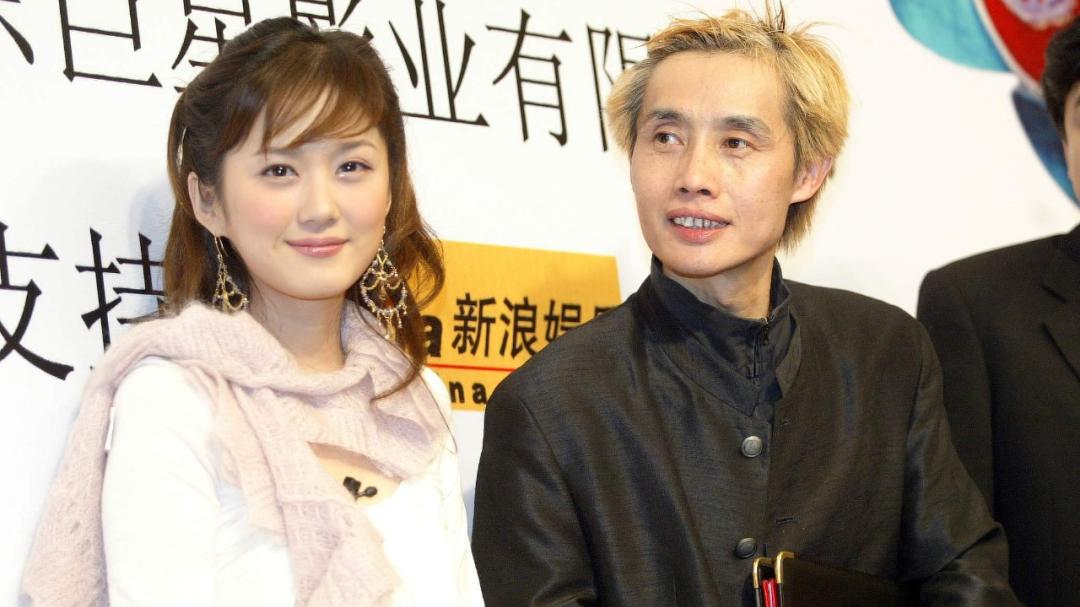 邓建国|娶19岁干女儿的影视大佬，亏到连影视剧版权都要卖了！