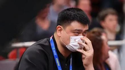 姚明忍无可忍发脾气！冲着现场路人怒吼，网友：篮协主席不好惹