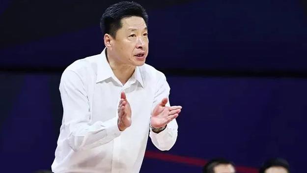 王哲林|李春江不满！王哲林惨遭隔扣，悍将压哨犯规，辽篮现场观战