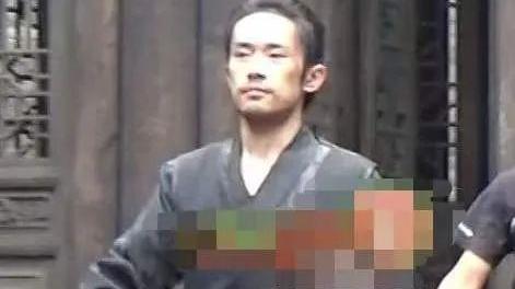 易烊千玺|易烊千玺《满江红》造型有大突破，黑衣胡茬尽显沧桑