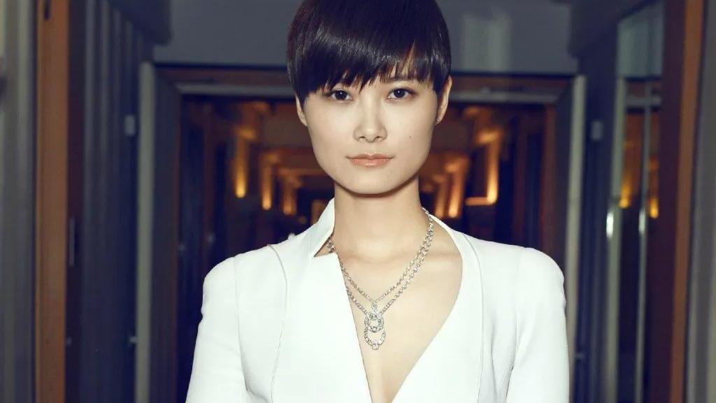 李宇春|李宇春：推辞赵本山的 宴席，却送百万吉他给谢霆锋