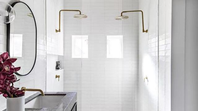 大平房现代风，浅色原木色，藤编黄铜元素，简约到极致便是高级