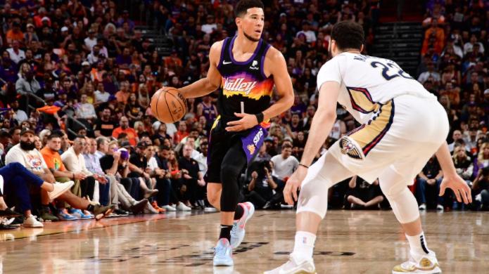 布克|NBA大爆冷！联盟第一倒下，英哥37+11+9创奇迹，布克半场31分伤退