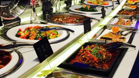 自助餐|为什么自助餐总是吃几口就饱了？服务员说漏嘴，食客：原来如此