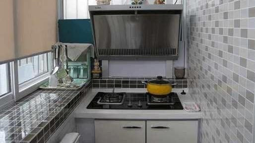 老公一意孤行把阳台改成厨房，没想到楼下邻居天天上门来投诉！