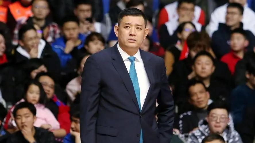山东男篮|徐长锁续约，宫鲁鸣正式离开山东队，2原因导致巩晓彬无缘主教练