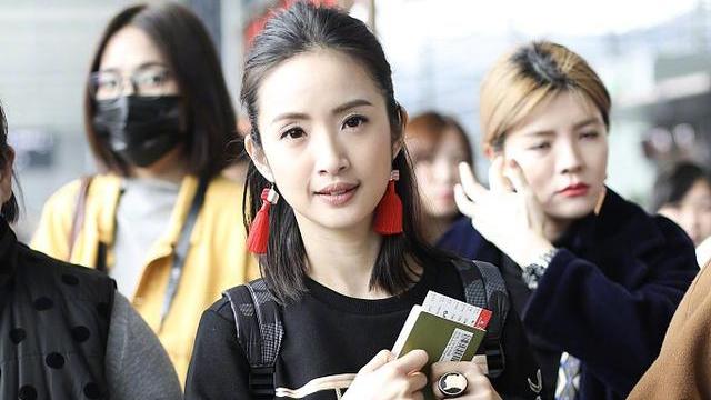 林依晨|林依晨夫妇罕见合体出游，39岁还是娃娃脸少女，富豪老公挺帅