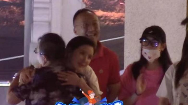 张萌|张萌带富豪老公与闺蜜聚会，穿超短牛仔裤炫身材，男方谢顶头反光