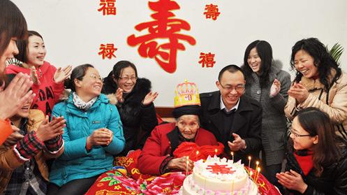 河南68岁老人给109岁母亲祝寿，送上一瓶酒，却引起争议，是为何