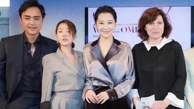 许晴|小S跟许晴合影，虽比她矮半头却并不服输，抬头挺胸很自信