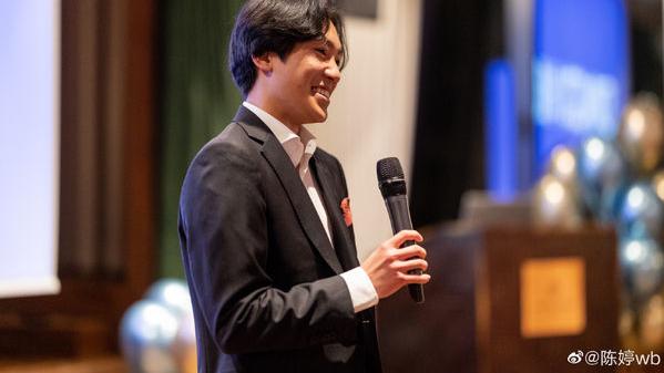 张艺谋|张艺谋18岁高颜值帅儿「录取耶鲁大学」！7所大学全要他 母亲嗨翻