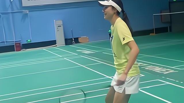 短裤|谢杏芳晒运动日常，短袖+短裤马尾辫显年轻，一双大长腿太吸睛